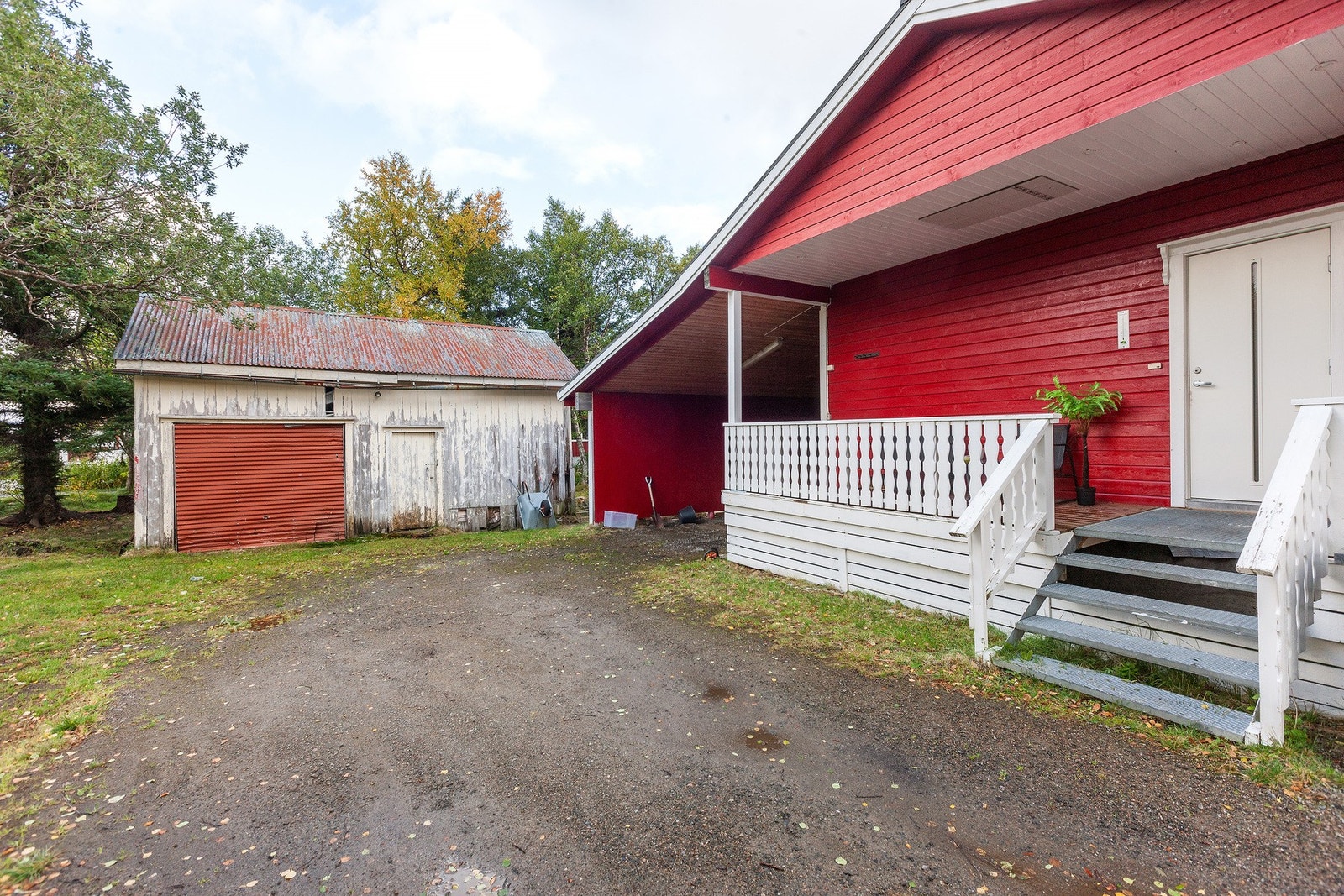 På eiendommen står det en eldre garasje/sjå samt en stor carport Galleribilde