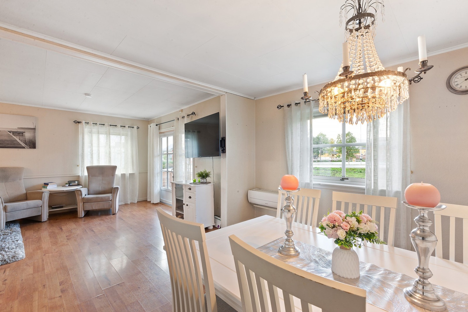 Stuen har også gode møbleringsmuligheter Galleribilde