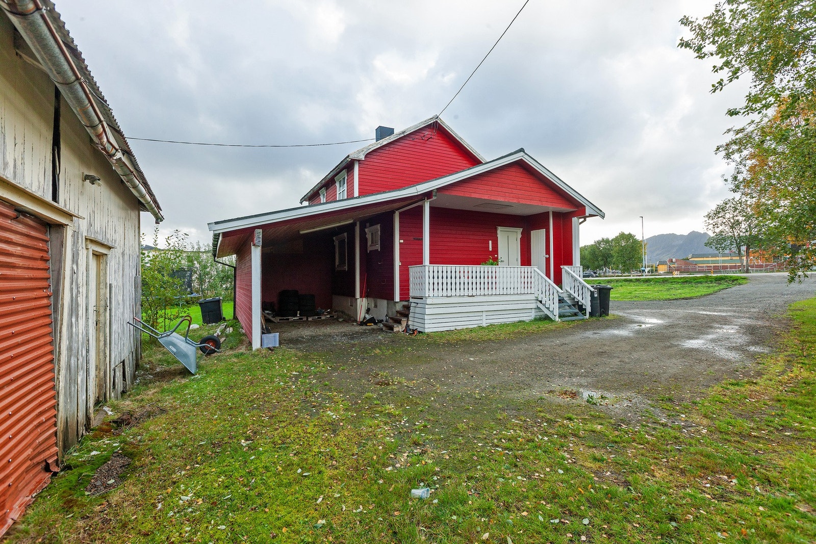 Boligen har en stor carport Galleribilde