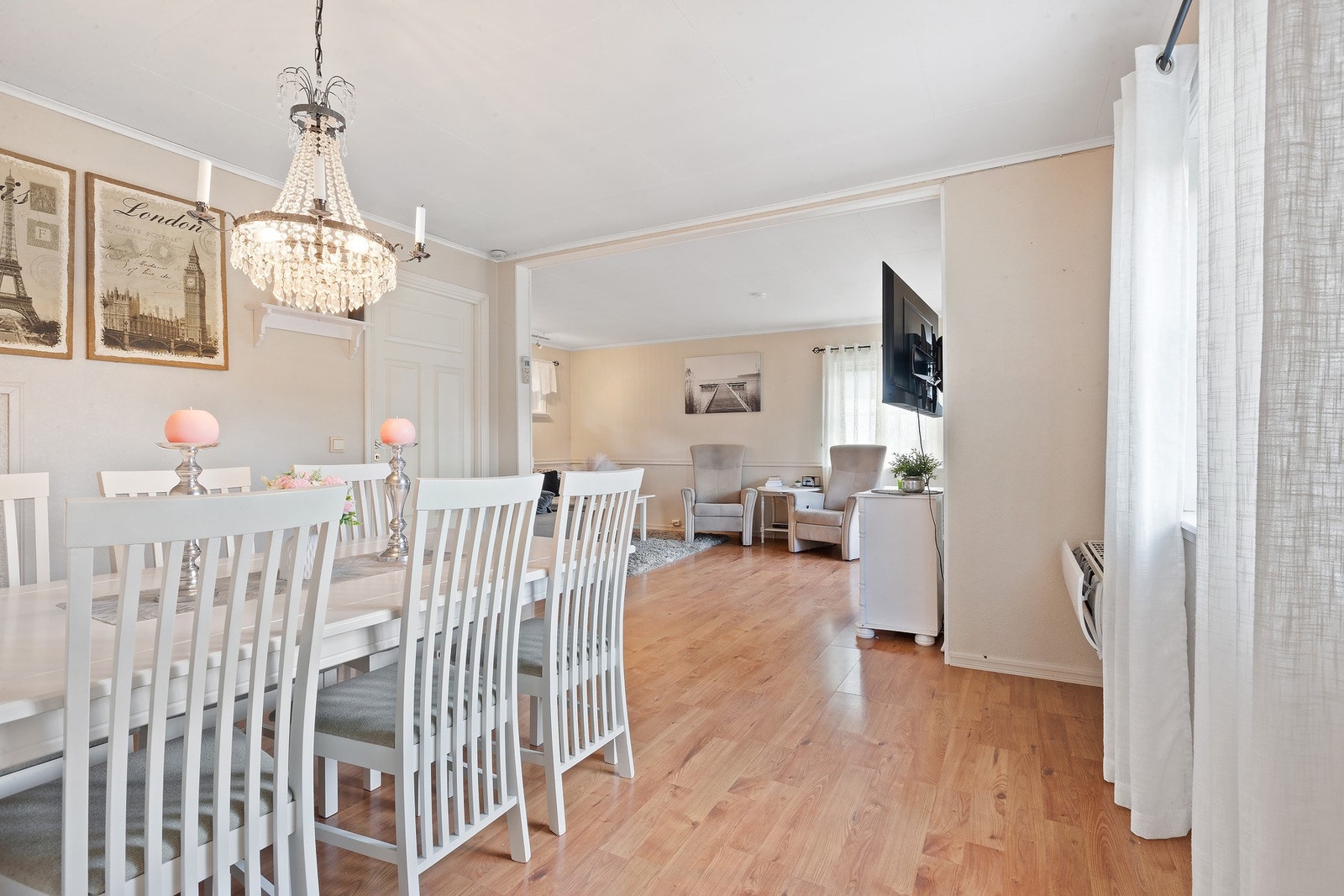 Stor og åpen stue med utgang til veranda Galleribilde