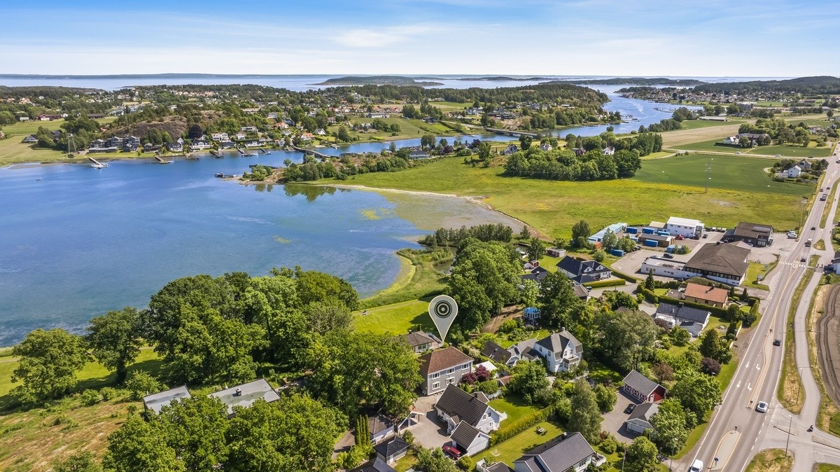 Eiendommen ligger vakkert til ved Ekenessundet og Tønsbergfjorden Galleribilde
