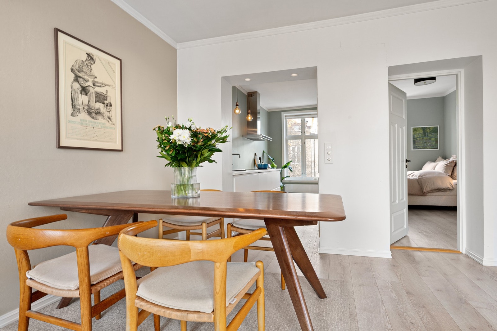 Det er god plass til både sofa- og spisegruppe i stuen. Galleribilde