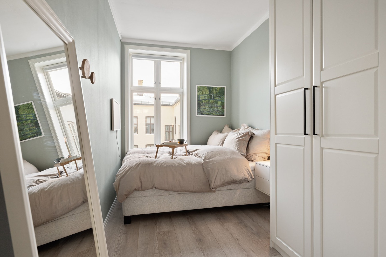 Soverom med plass til dobbeltseng og garderobe. Galleribilde