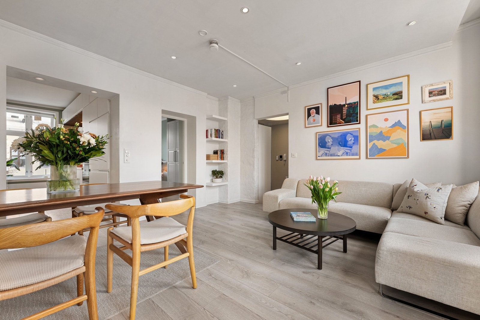 Meget god planløsning med naturlige møbleringsmuligheter. Galleribilde