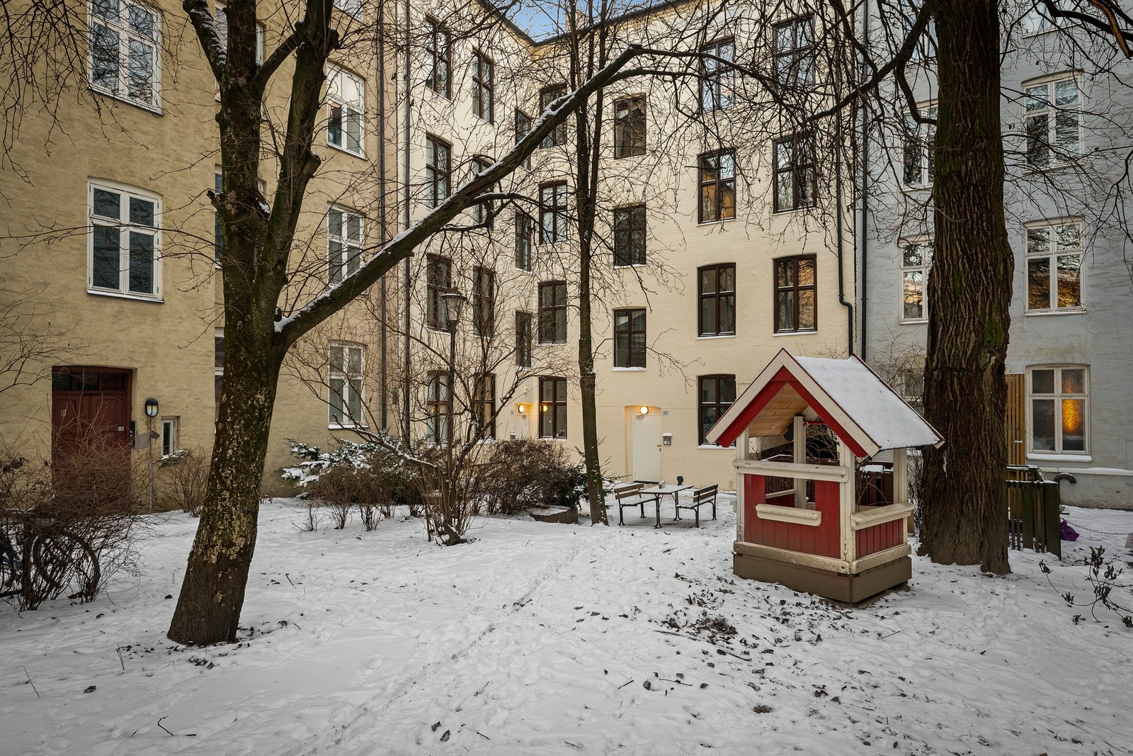 Tilgang til hyggelig bakgård. Galleribilde