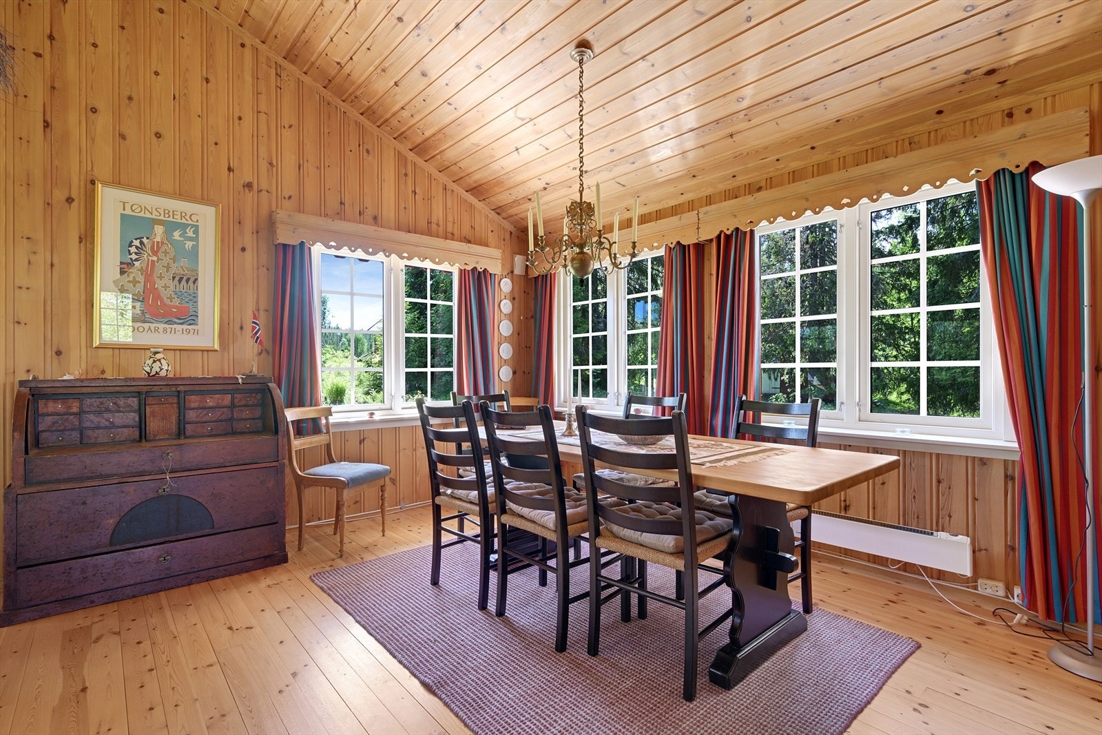 Spiseplass ved kjøkkenet med utsikt mot naturen. Galleribilde