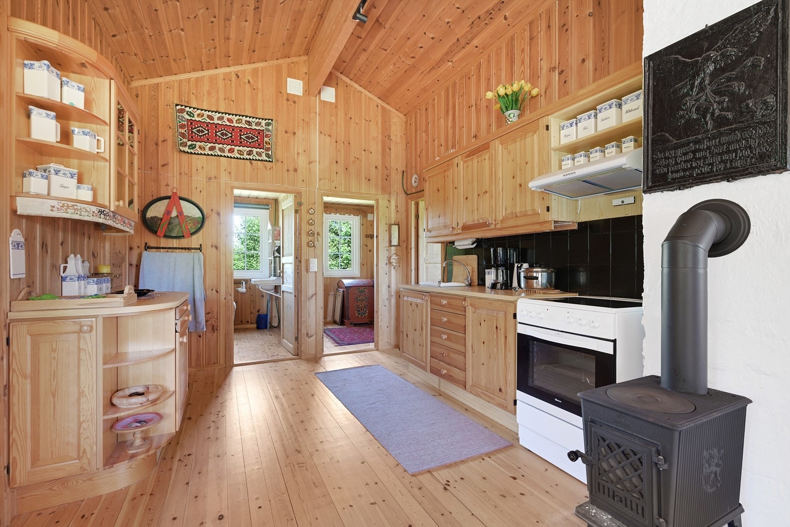 Plass til både komfyr og kjøleskap på kjøkkenet. Galleribilde