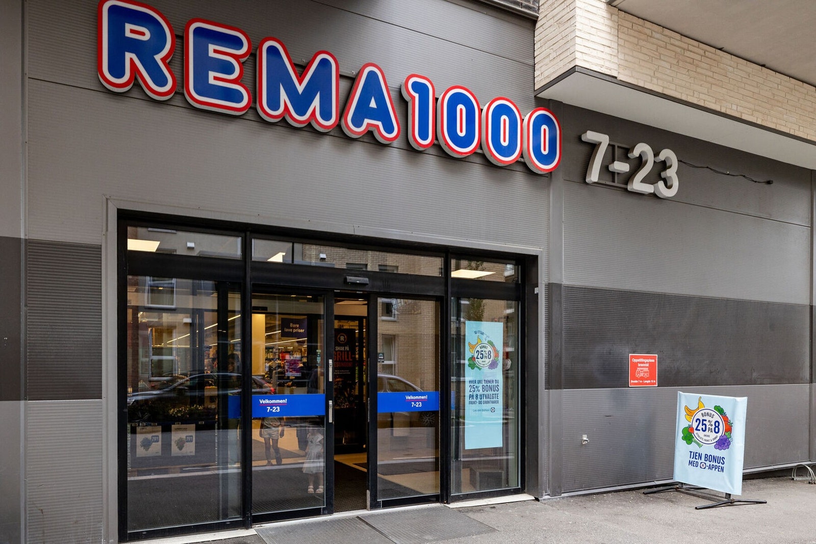 Dagligvarehandelen kan gjøres på Rema 1000 som ligger kun to minutter unna boligen Galleribilde