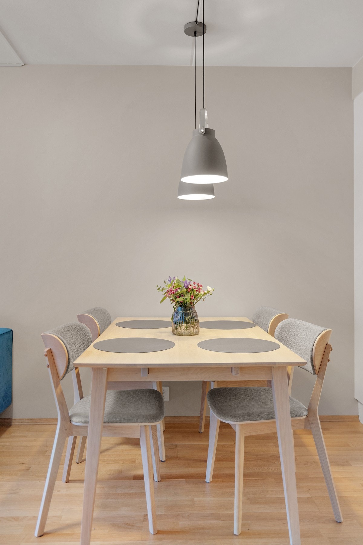 Naturlig plass til spisebord gir god romfølelse Galleribilde