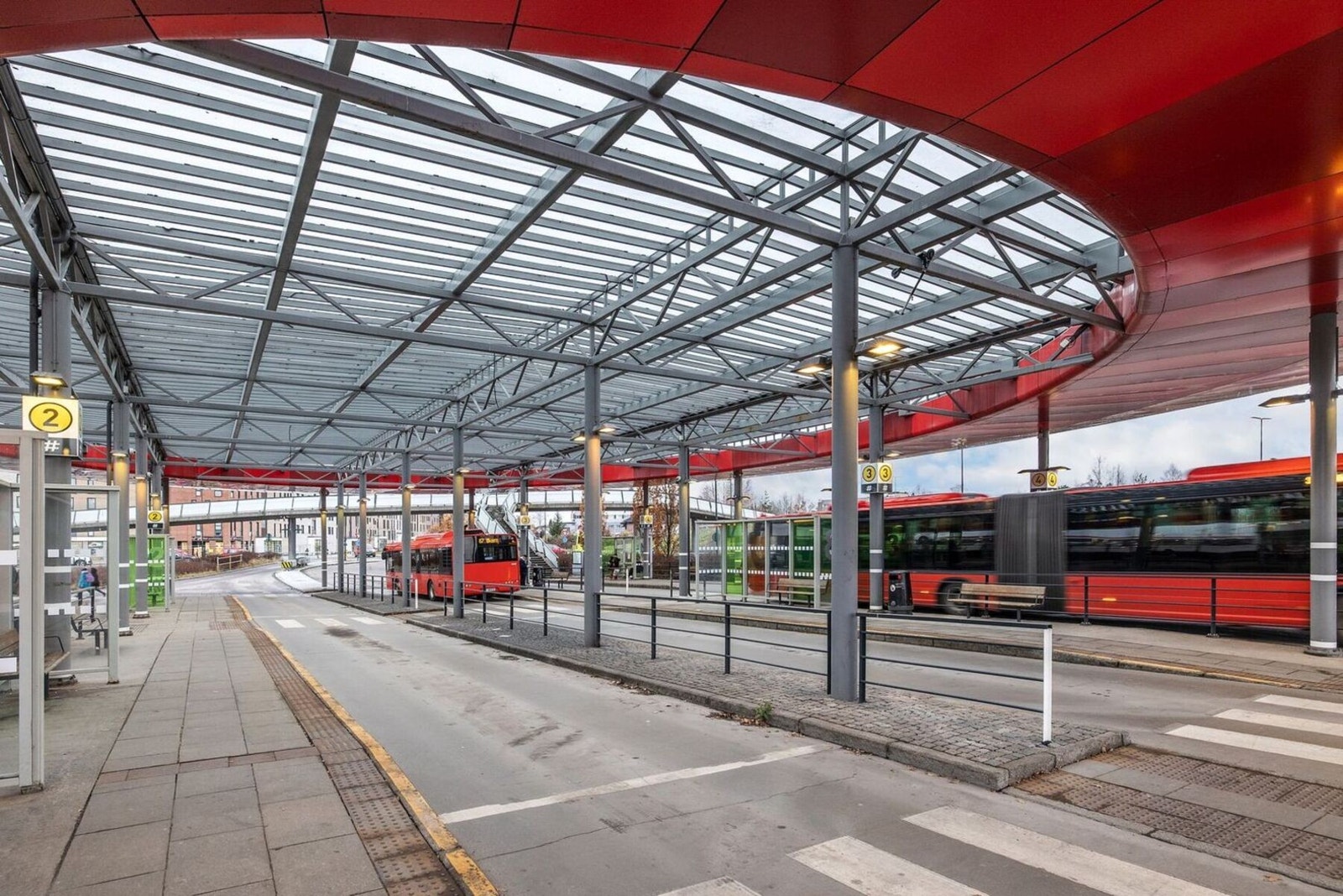 Lørenskog sentrum er et knutepunkt for kollektivtrafikken. Herfra kommer du deg inn til Oslo sentrum på ca. 20 minutter Galleribilde
