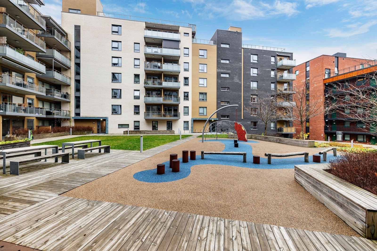 Fellesarealene er pent opparbeidet med sittegrupper og lekeplass Galleribilde