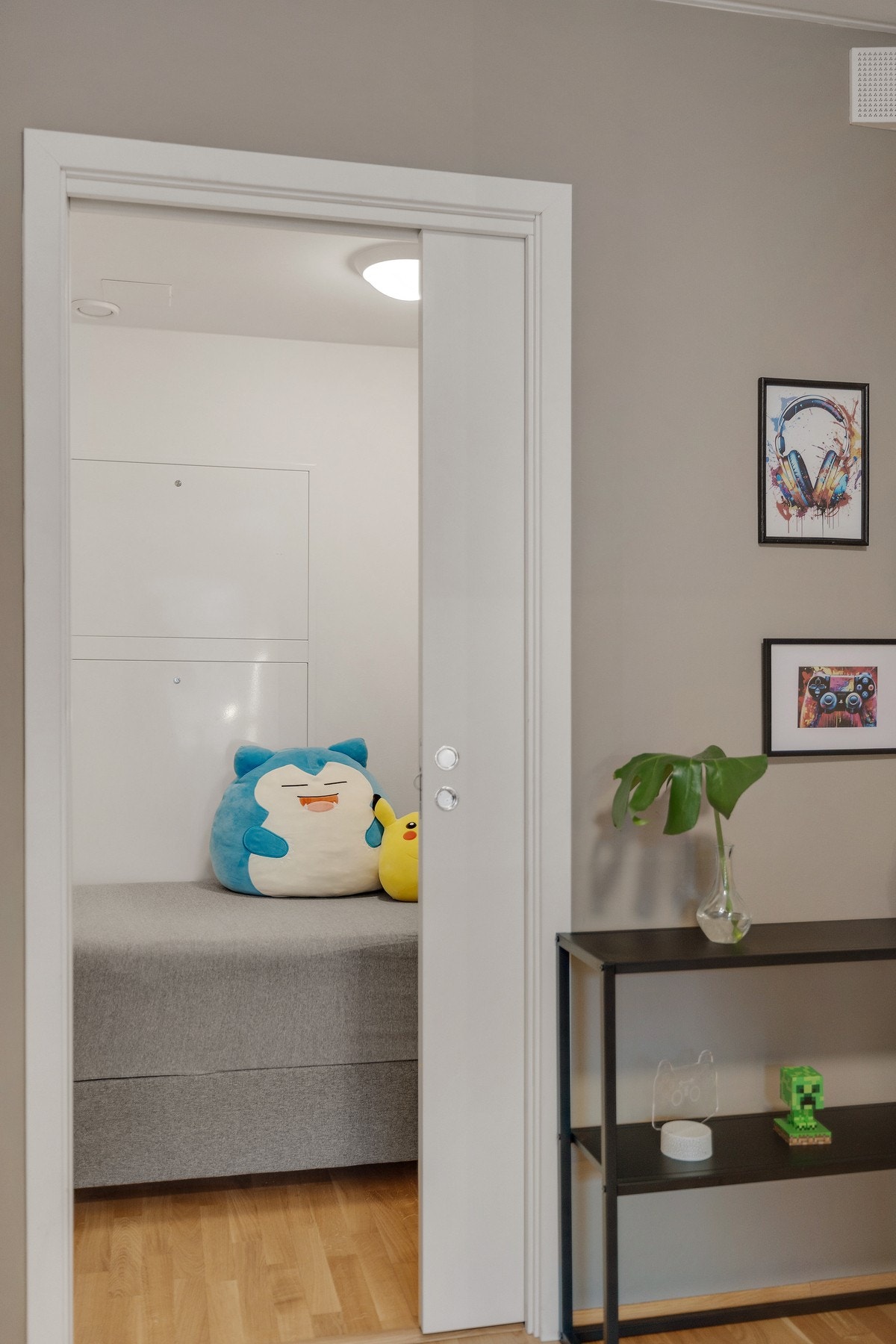 Innvendig bod i tilknytning til soverom 2 gir ekstra oppbevaringsplass Galleribilde