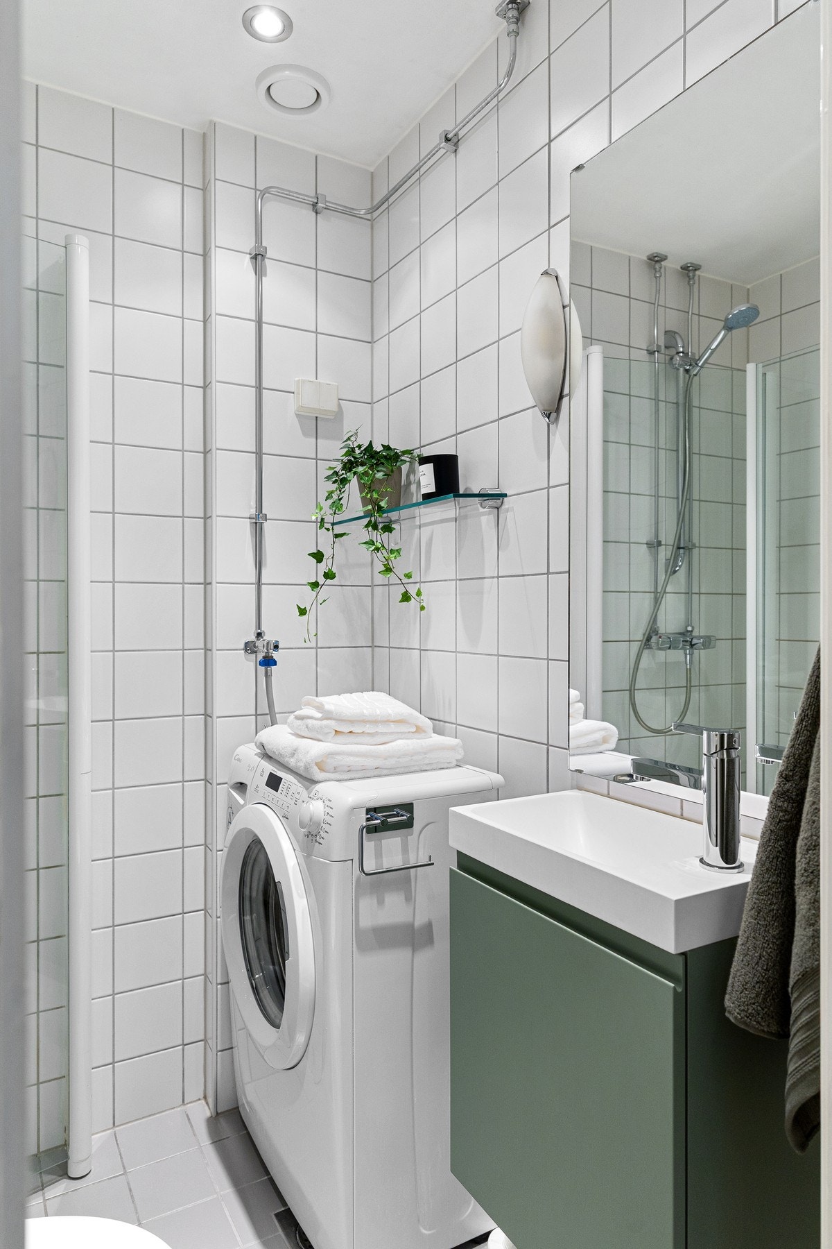 Varme i gulv og downlights i himling. Opplegg for vaskemaskin. Galleribilde