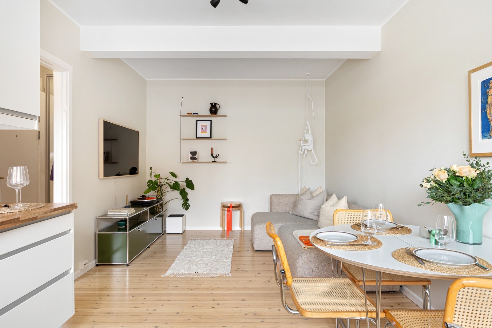 Romslig oppholdsrom med god plass til sofagruppe og spisebord. Galleribilde