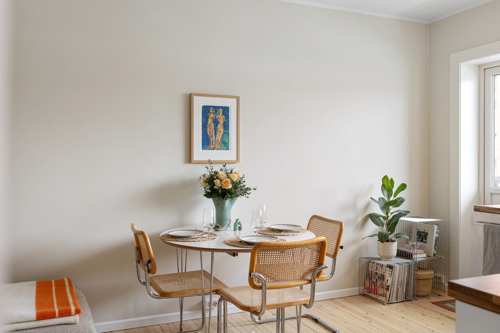 Spisebord i tilknytning til kjøkkenet. Galleribilde