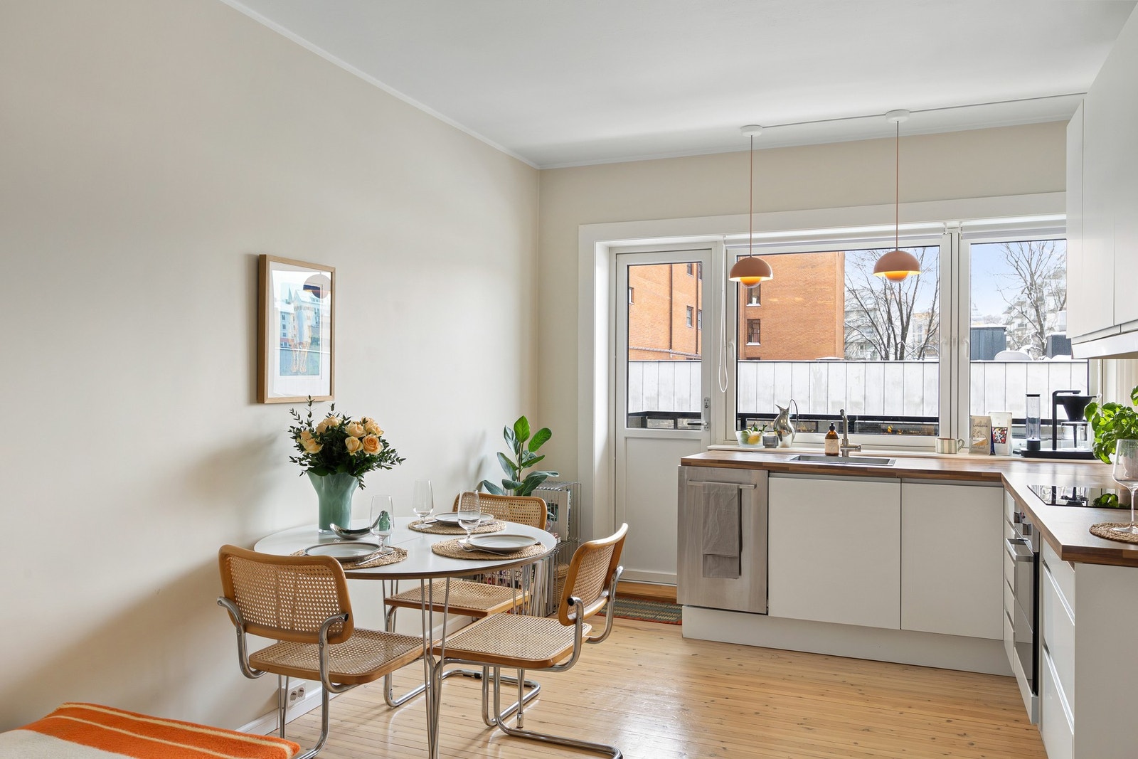 Kjøkkenet har glatte fronter og benkeplate i laminat. Galleribilde