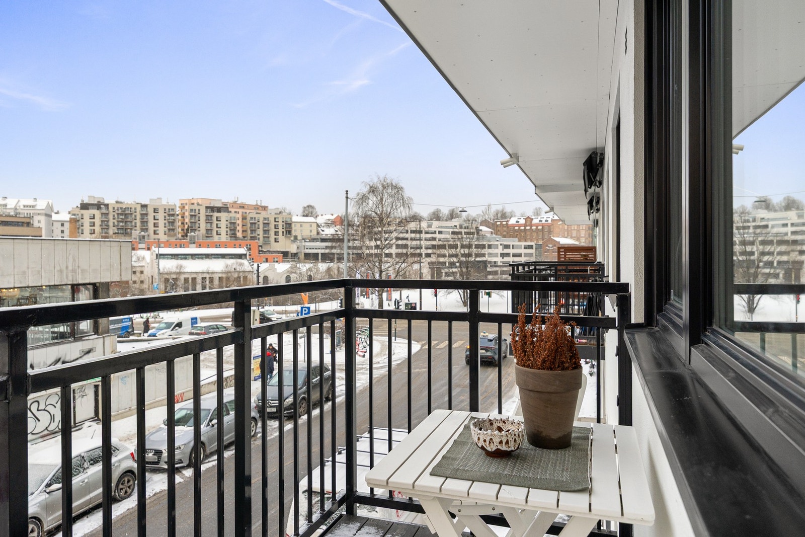 Balkongen vender mot vest og har sol mellom ca. kl. 13.30-21.00 sommerstid. Ingen innsyn. Galleribilde