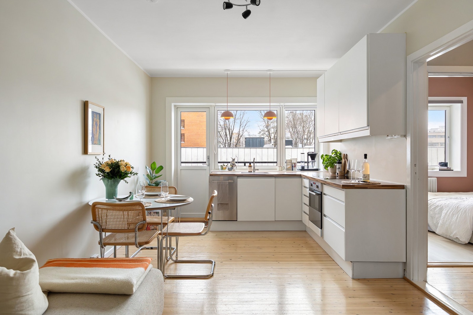 Leiligheten oppleves lys og luftig, med store vindusflater som slipper inn godt med naturlig lys. Galleribilde