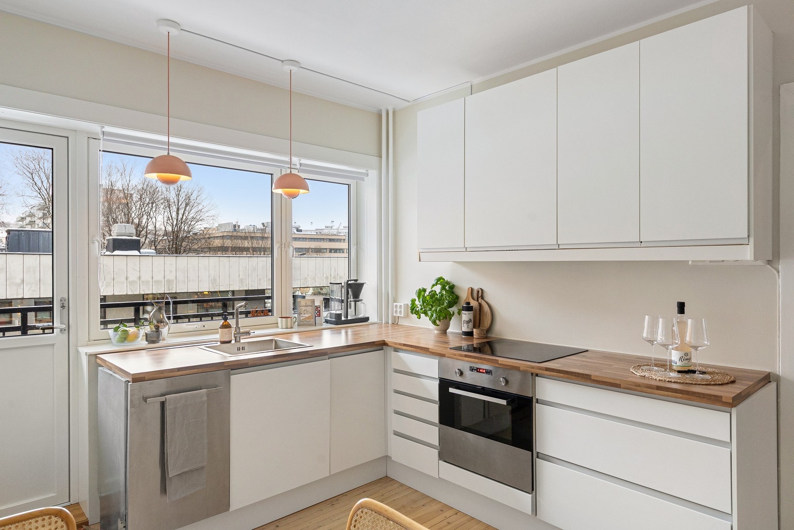 Fra stue/kjøkken er det adkomst til en flott balkong med pent utsyn. Galleribilde