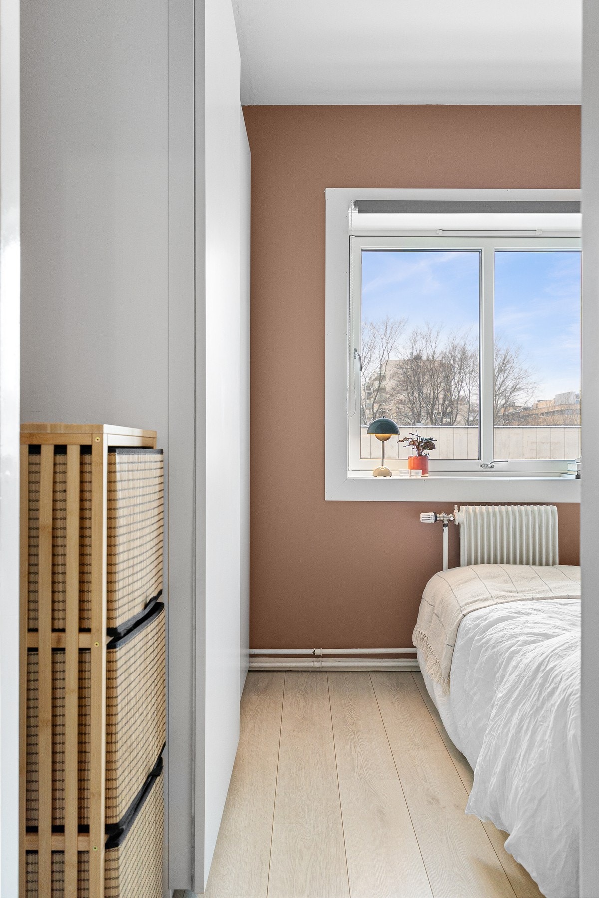 Romslig soverom med god plass til dobbeltseng og garderobe. Galleribilde