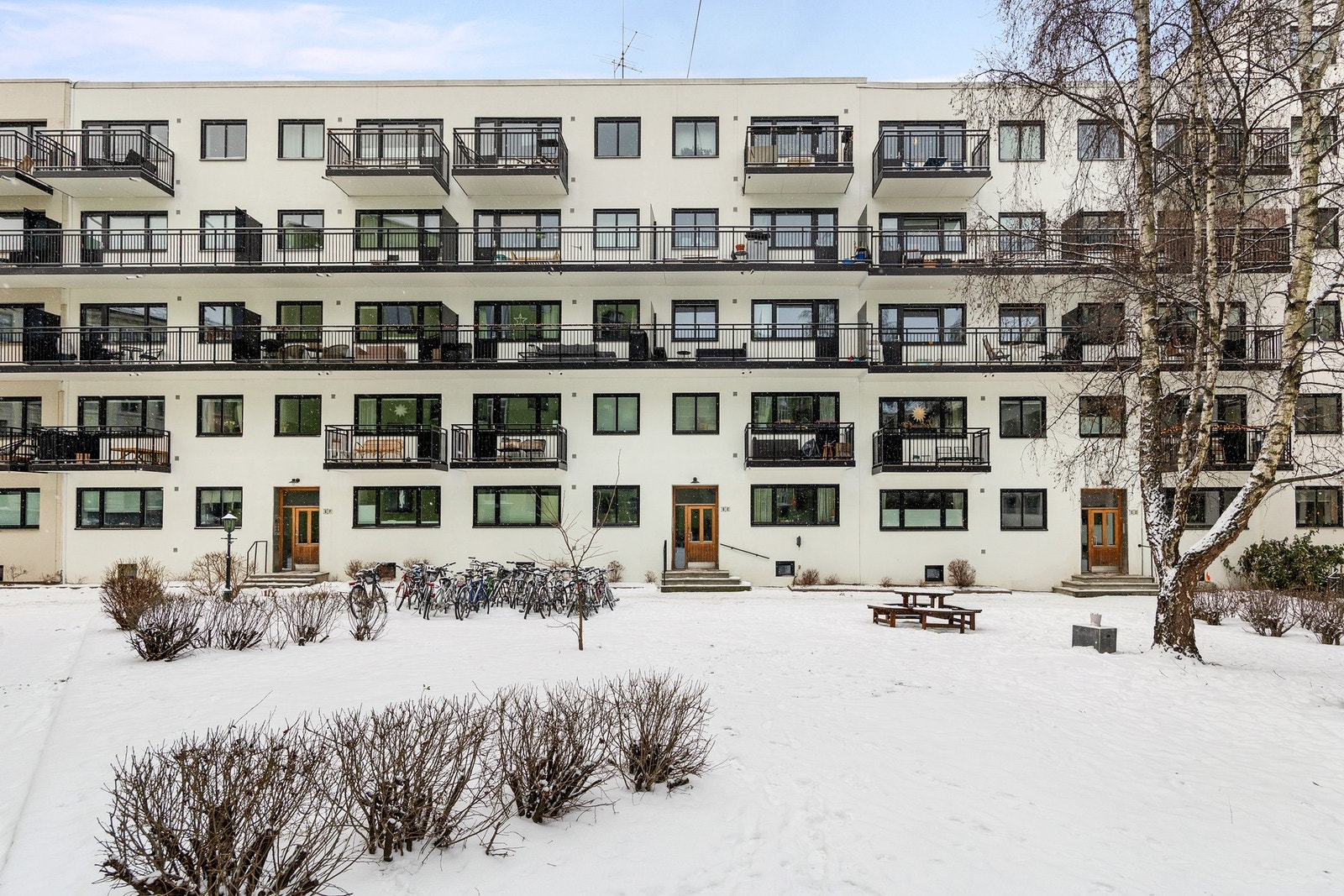 Pent opparbeidet og romslig gårdsrom med sittegrupper og beplantning. Galleribilde