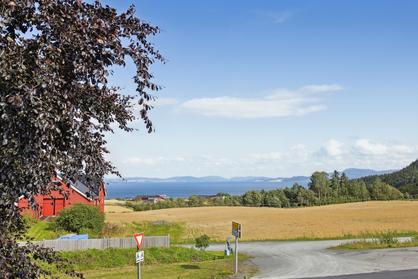 Fra balkongen har man flotte utsiktsforhold over Trondheimsfjorden Galleribilde