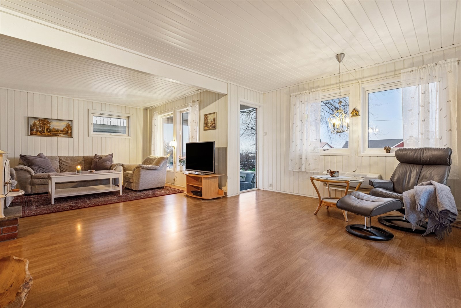 Stuen er på hele 33,3 kvm. Det gode arealet gir rom for å dele inn i flere soner og sittegrupper Galleribilde