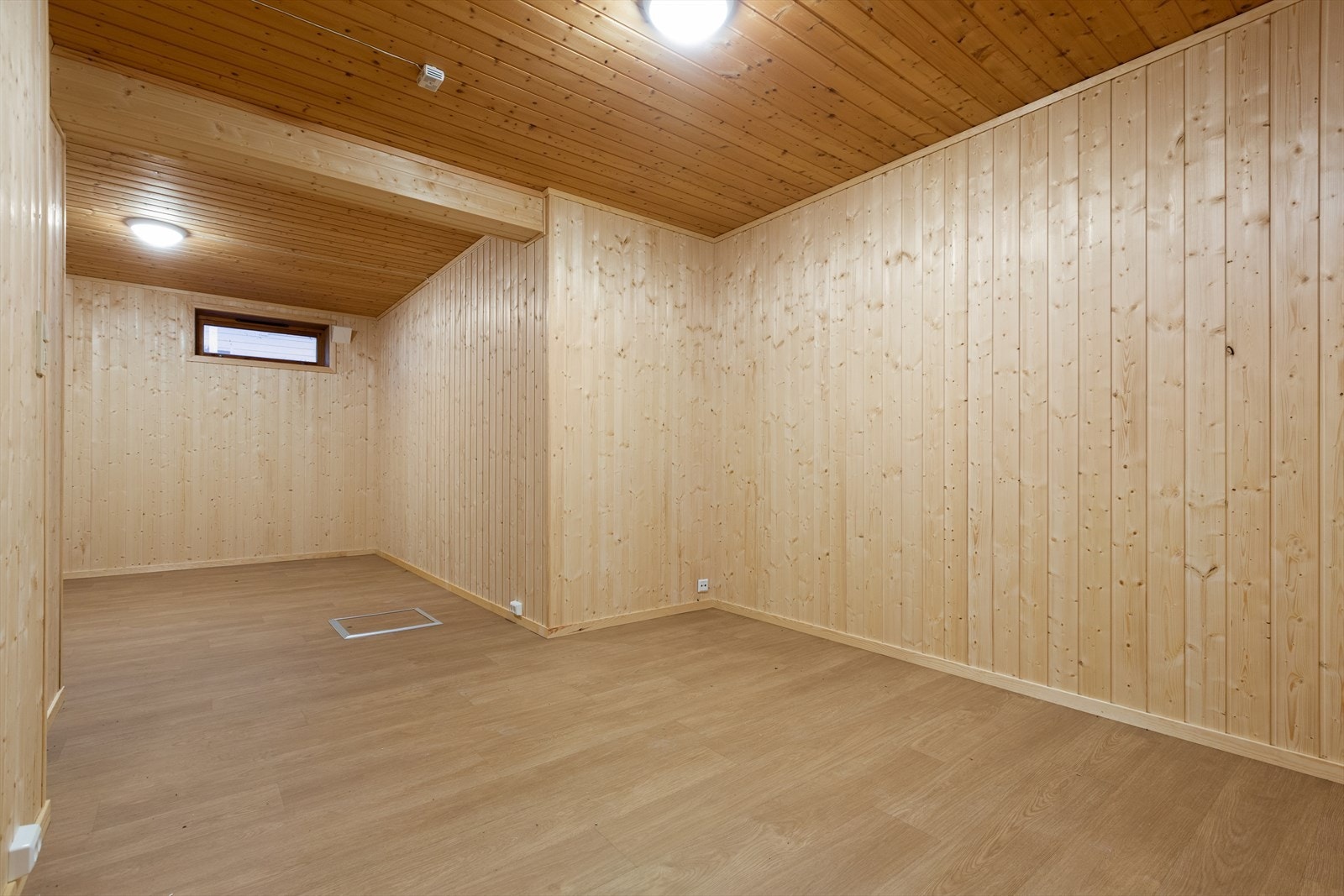 Kjelleren er rehabilitert etter en tidligere vannskade. Rommene er godkjent som disp.rom og hobbyrom på godkjente byggetegninger. I tillegg er det 3 separate boder på dette planet Galleribilde