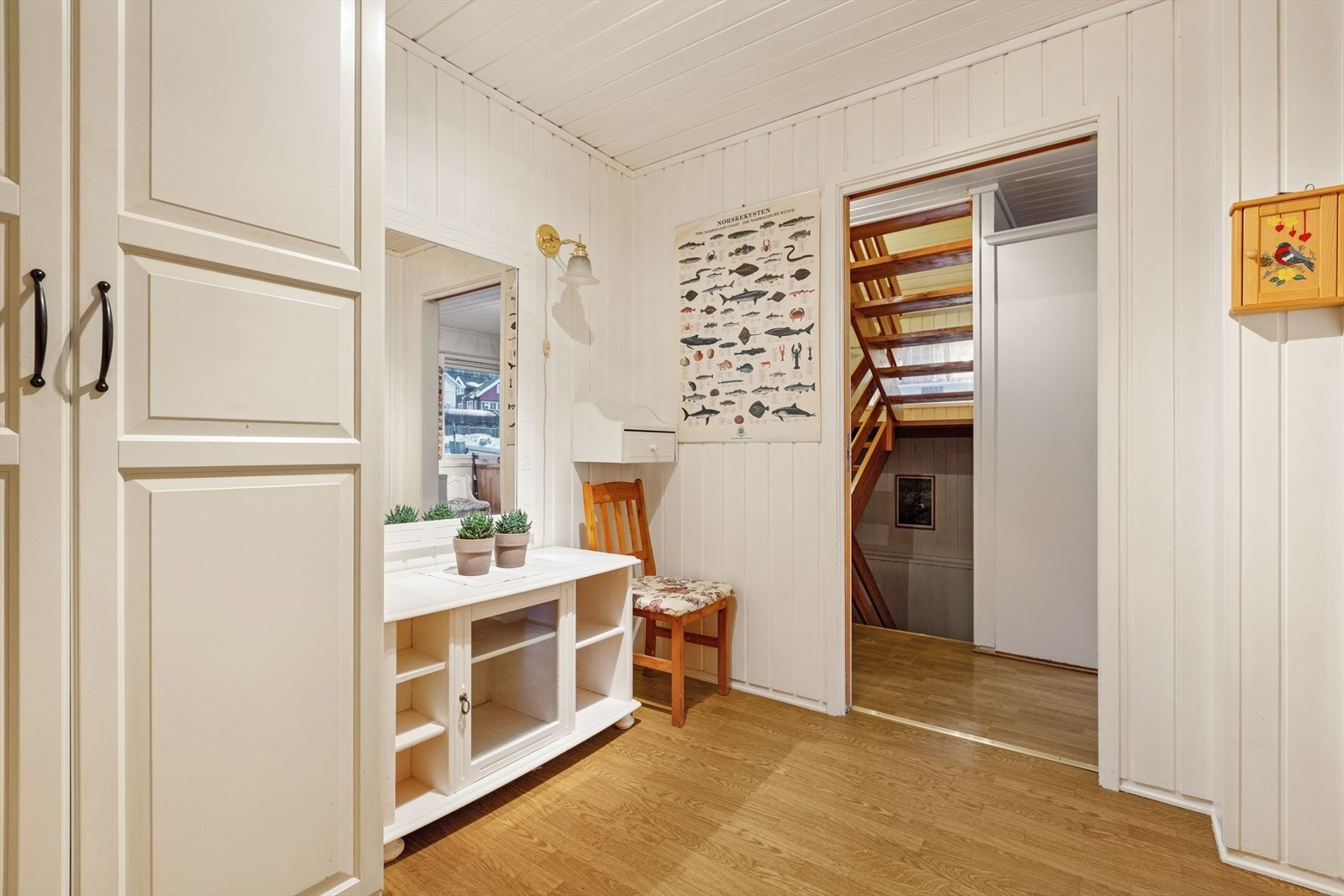 Velkommen inn! Det første som møter deg er en romslig gang med god plass for ulike garderobeløsninger Galleribilde