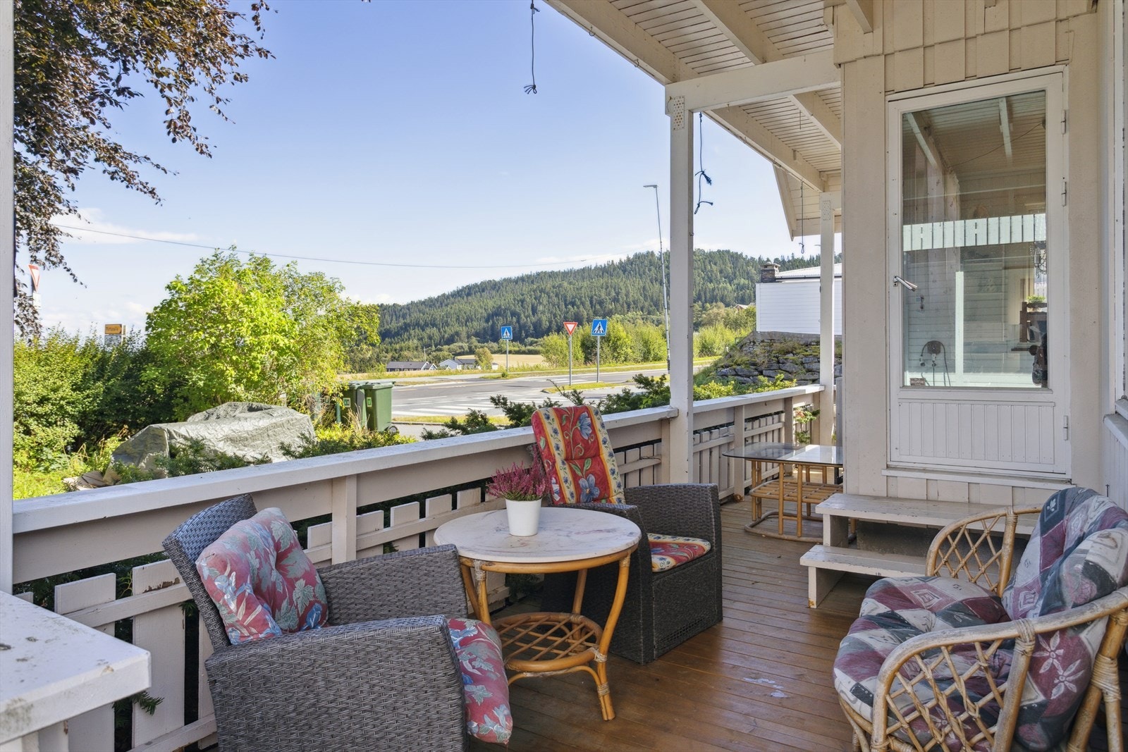 Terrassen er oppmålt til 11,4 kvm og har god plass tll både sittergrupper og grill Galleribilde