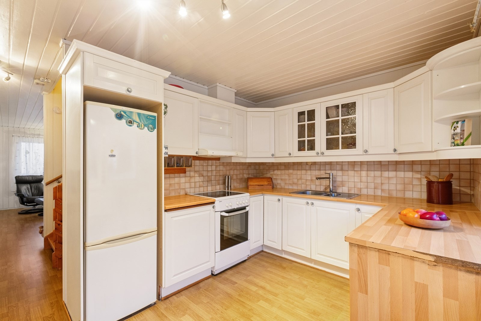 Kjøkkenet ligger tilbaketrukket fra stuen og er godt utstyrt med et rikelig utvalg av skap- og skuffeløsninger Galleribilde