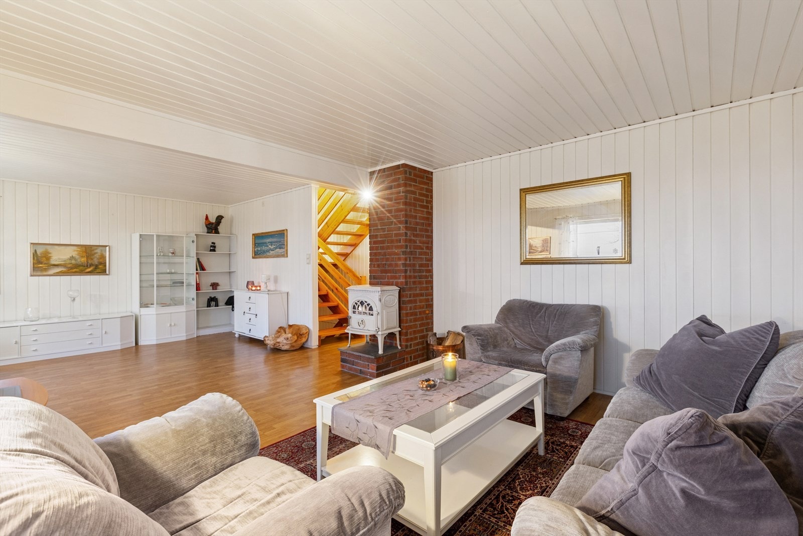 Stuen er videre etablert med vedovn som ekstra varmekilde Galleribilde