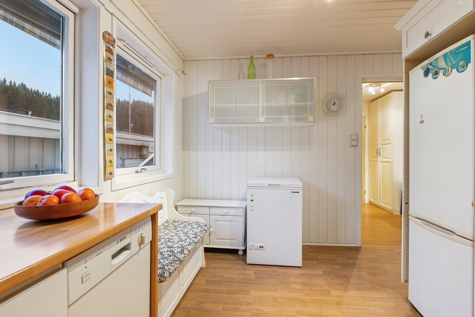 På kjøkkenet er det også avsatt naturlig plass for spisebord ved behov Galleribilde