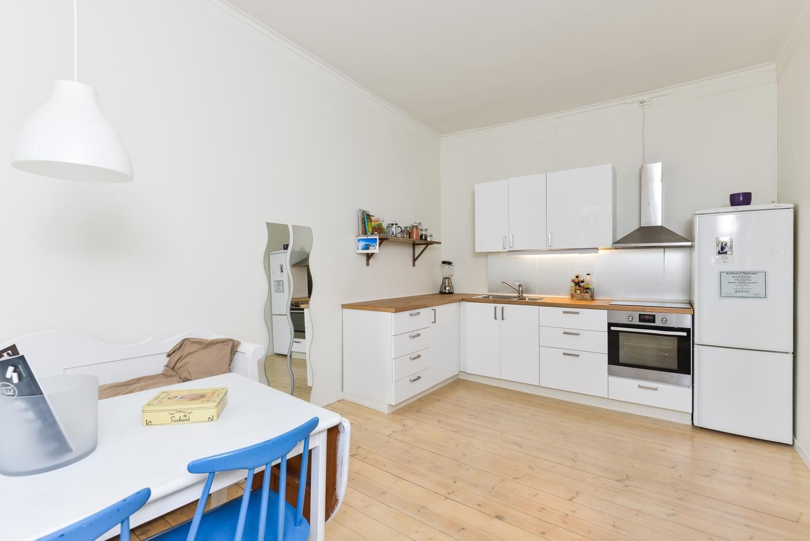 Kjøkken med hvitevarer Galleribilde