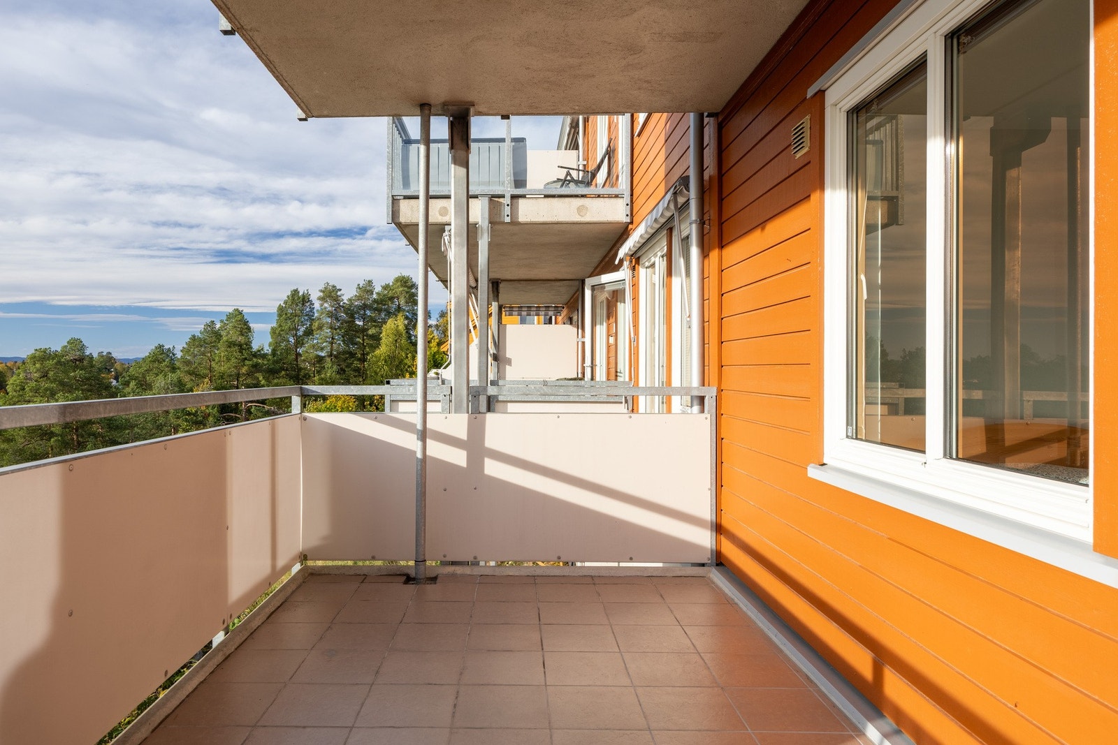 Balkongen er romslig med god plass til ønsket utemøblement. Galleribilde