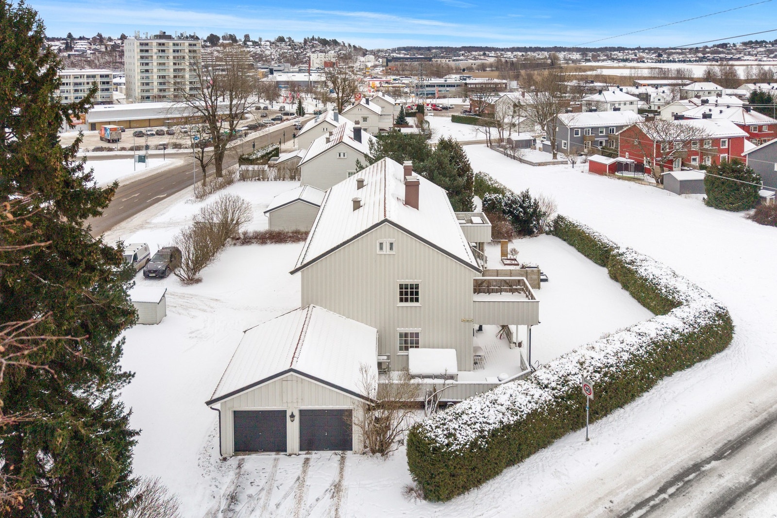 Dette er en beliggenhet som passer perfekt for deg som ønsker å bo sentralt, men samtidig verdsetter rolige omgivelser og enkel tilgang til både natur og byliv. Galleribilde