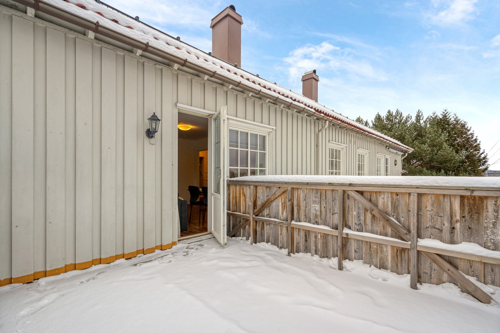 Fra stuen er det utgang til en stor balkong med nydelige solforhold gjennom hele dagen. Balkongen blir et naturlig samlingspunkt i sommerhalvåret og gir rikelig med plass til både sittegruppe og grill. Galleribilde