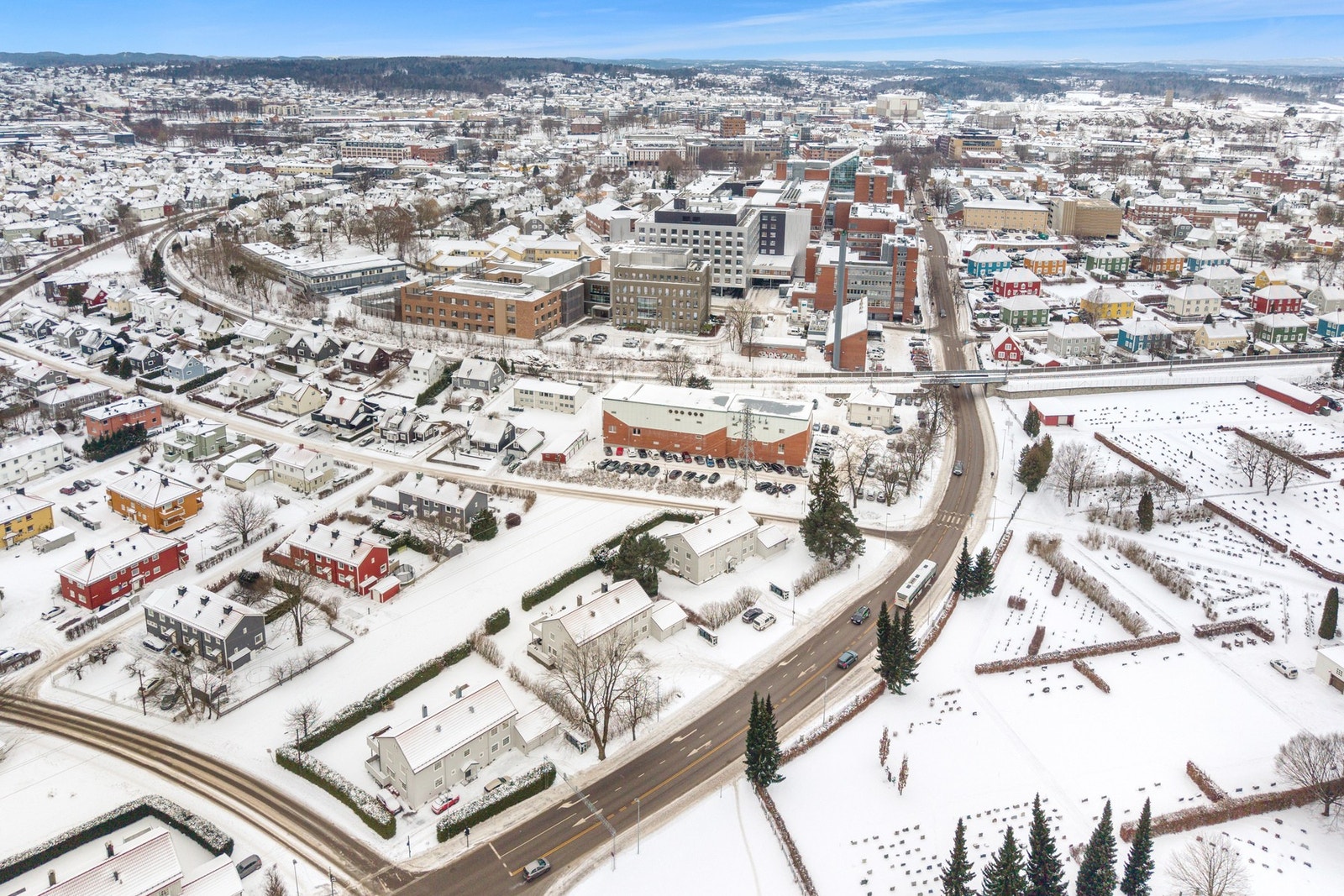 Her bor du i rolige og hyggelige omgivelser, samtidig som byens varierte servicetilbud, butikker og kollektivtransport er lett tilgjengelig. Galleribilde