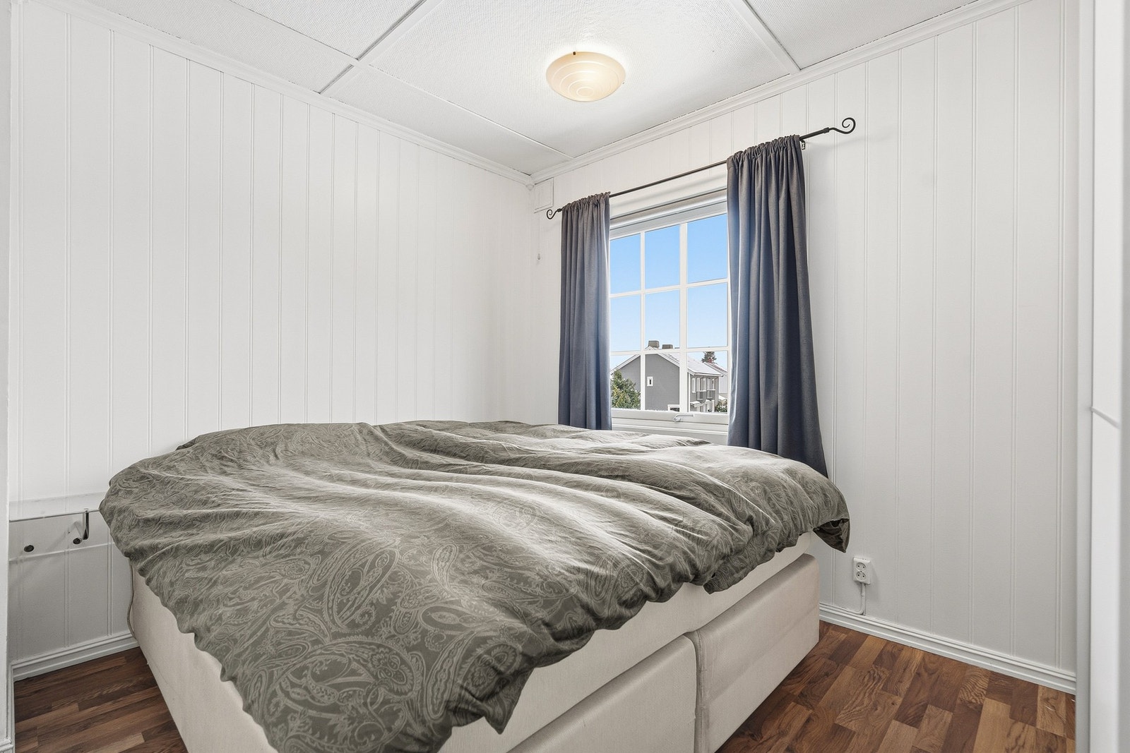 Leiligheten har 2 store og flotte soverom, begge med plass til dobbeltseng og garderobeløsning. Galleribilde