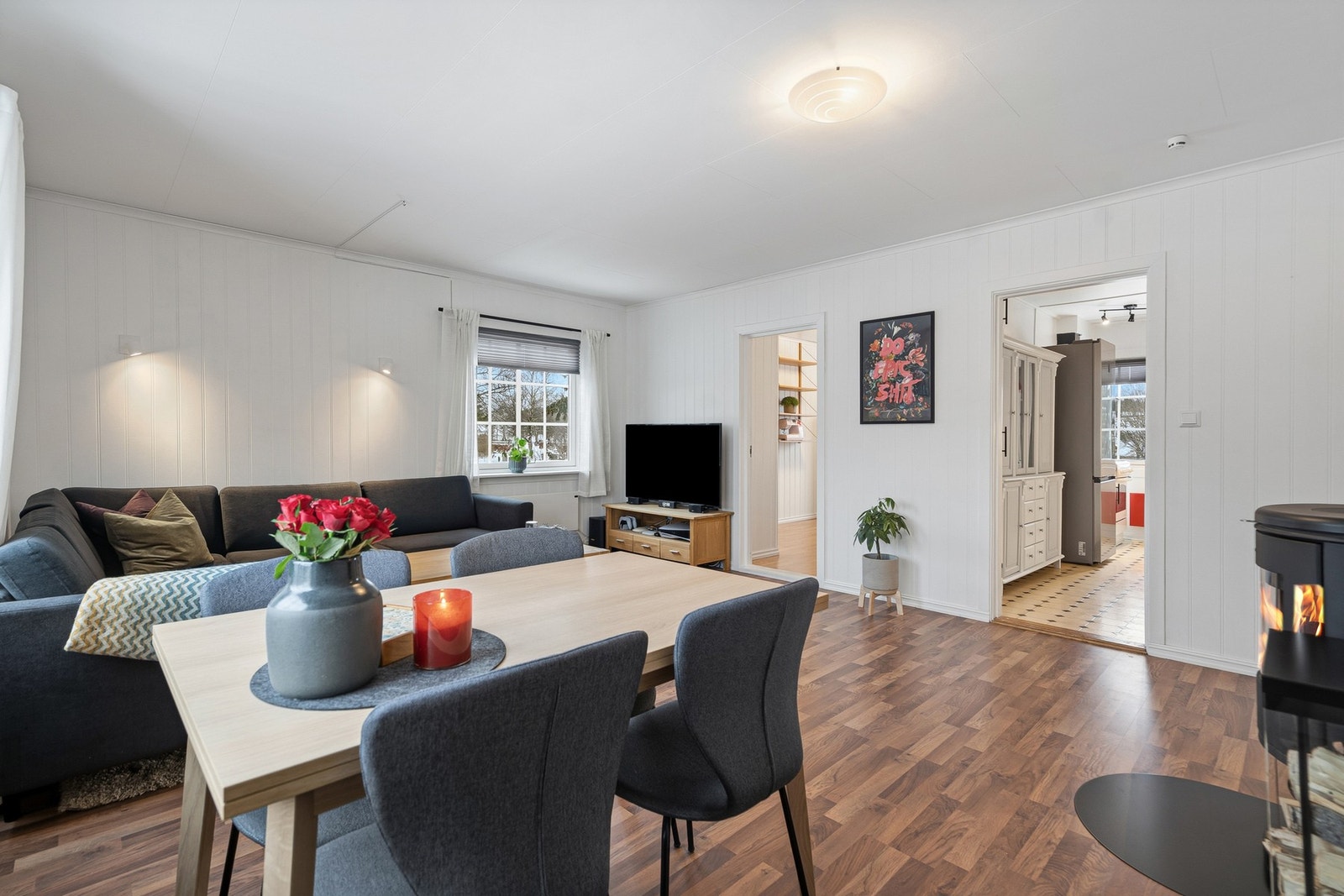 Stuen er lys og innbydende, med god plass til både sofagruppe og spisebord. Rommet har en lun og hyggelig atmosfære Galleribilde