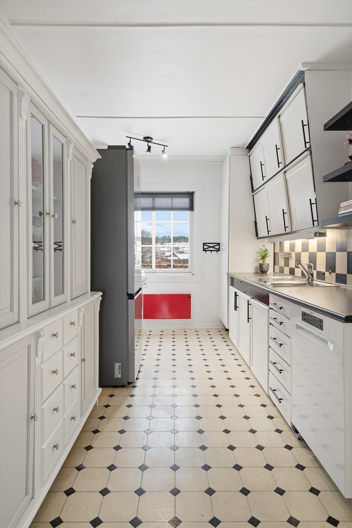 Kjøkkenet fremstår funksjonelt med profilerte fronter og laminat benkeplate. Galleribilde