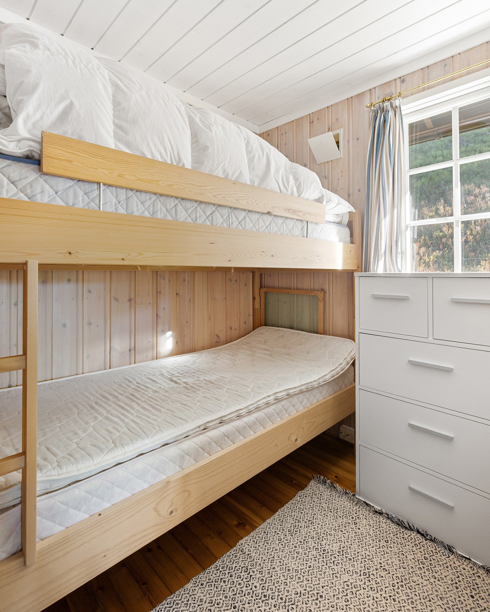 Hytta har to hyggelige soverom, begge innredet med praktiske køyesenger som gir god utnyttelse av plassen og rommer flere sengeplasser. Galleribilde