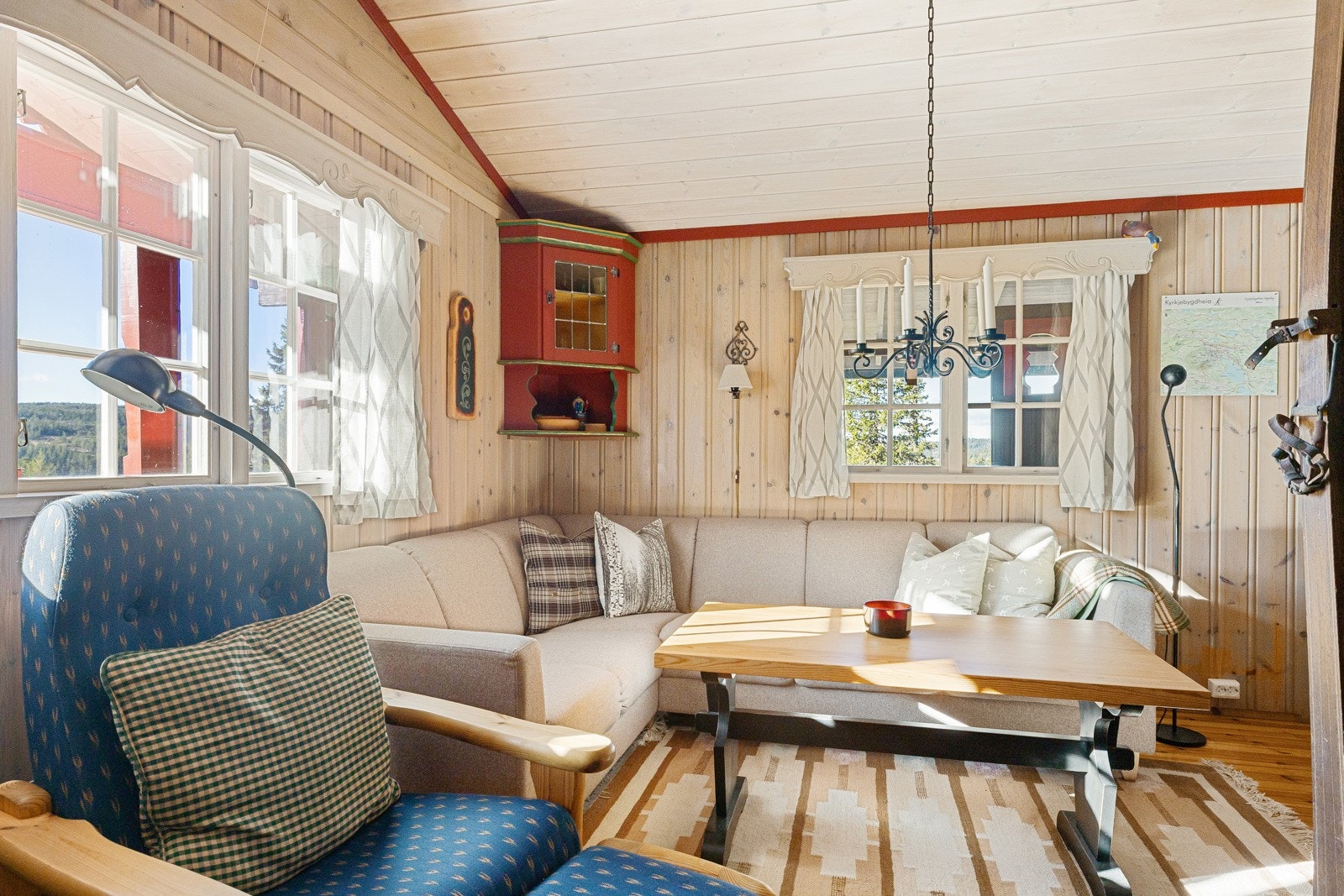 Hytta har en lys og trivelig stue som virkelig inviterer til avslapning og hyggelige stunder. Galleribilde