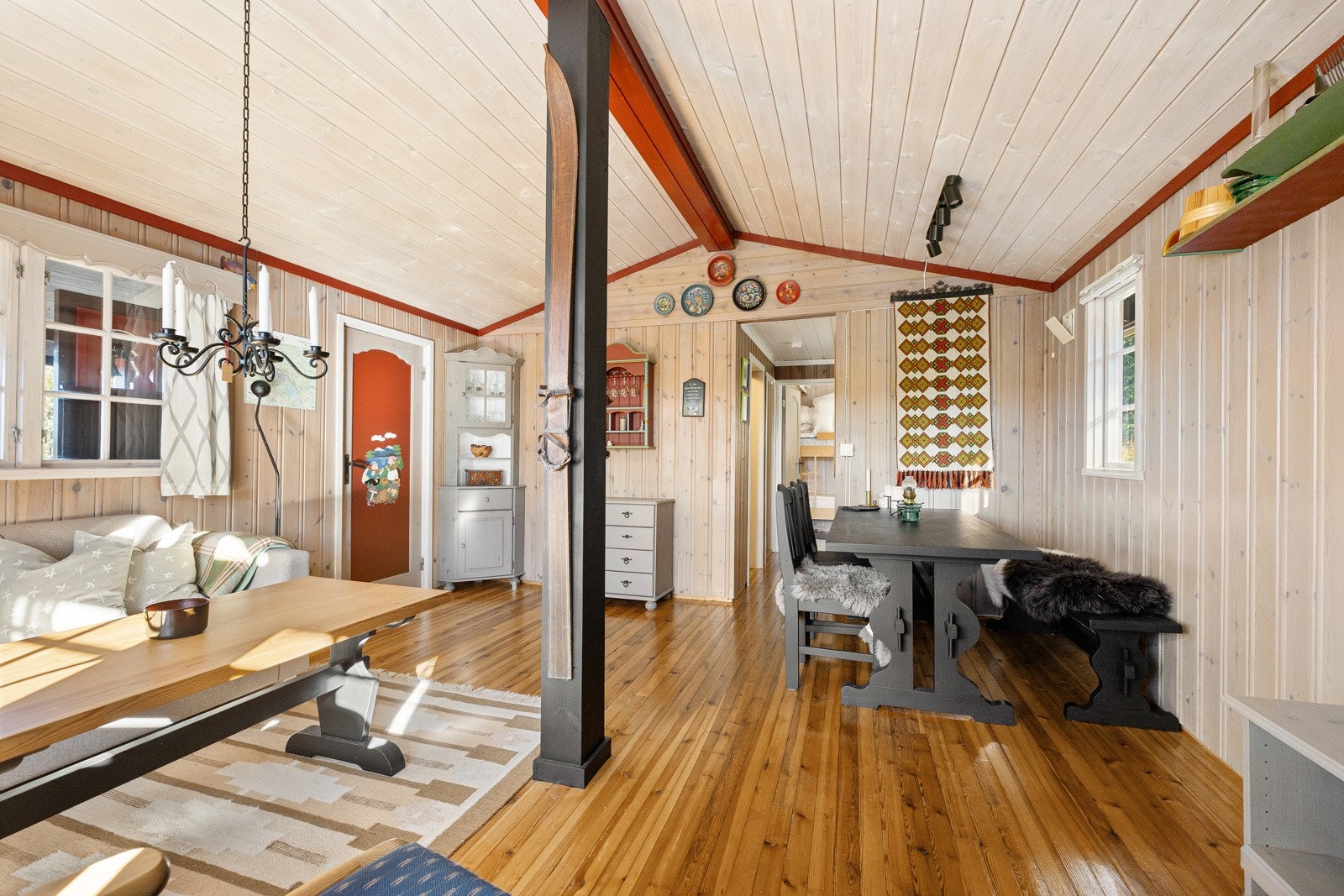 Rommet er innredet med en romslig sofakrok, plass til godstoler og en naturlig sone for spisebordet. Galleribilde