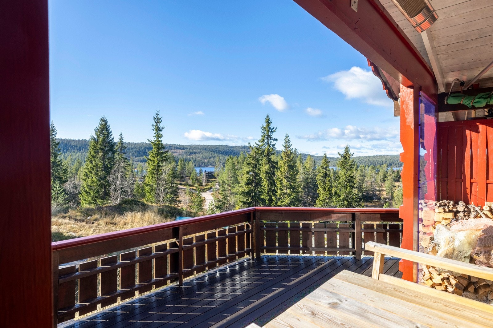 Hytta har en fredelig og naturskjønn beliggenhet på Kyrkjebygdheia i Nissedal kommune, omgitt av stille skogsterreng og flotte fjellområder. Galleribilde