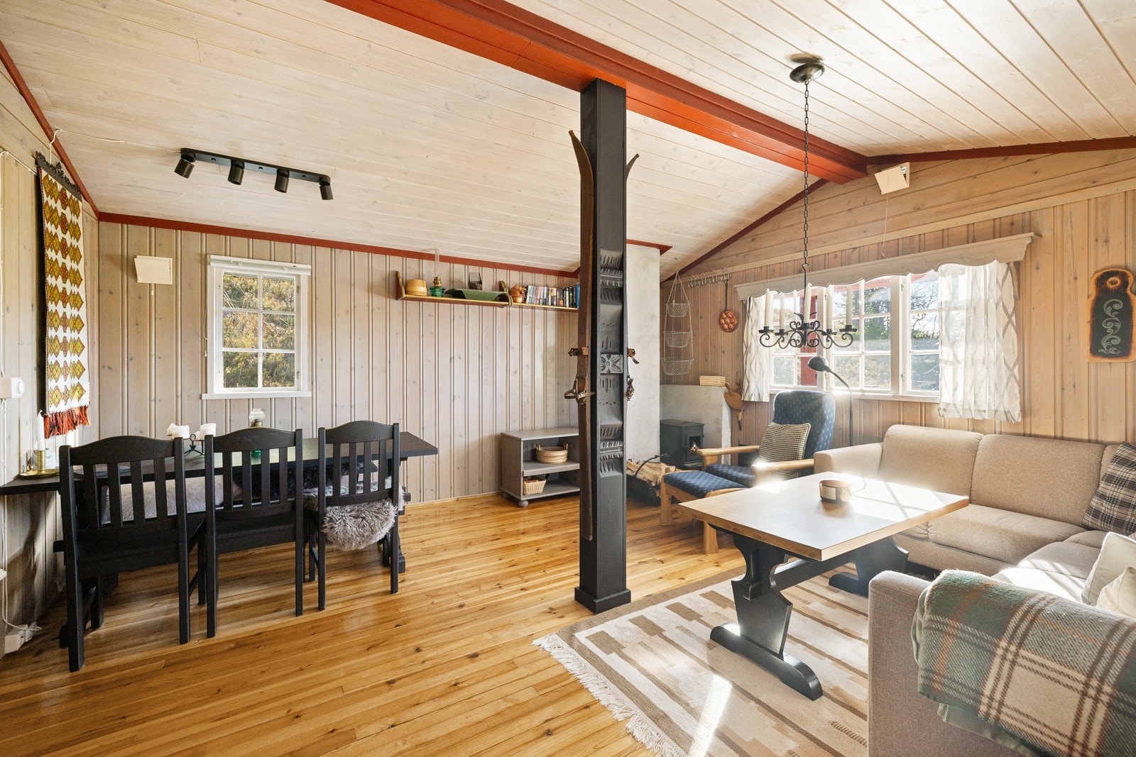 Stuen har god takhøyde og en gjennomtenkt planløsning som gir både luft og romfølelse. Galleribilde