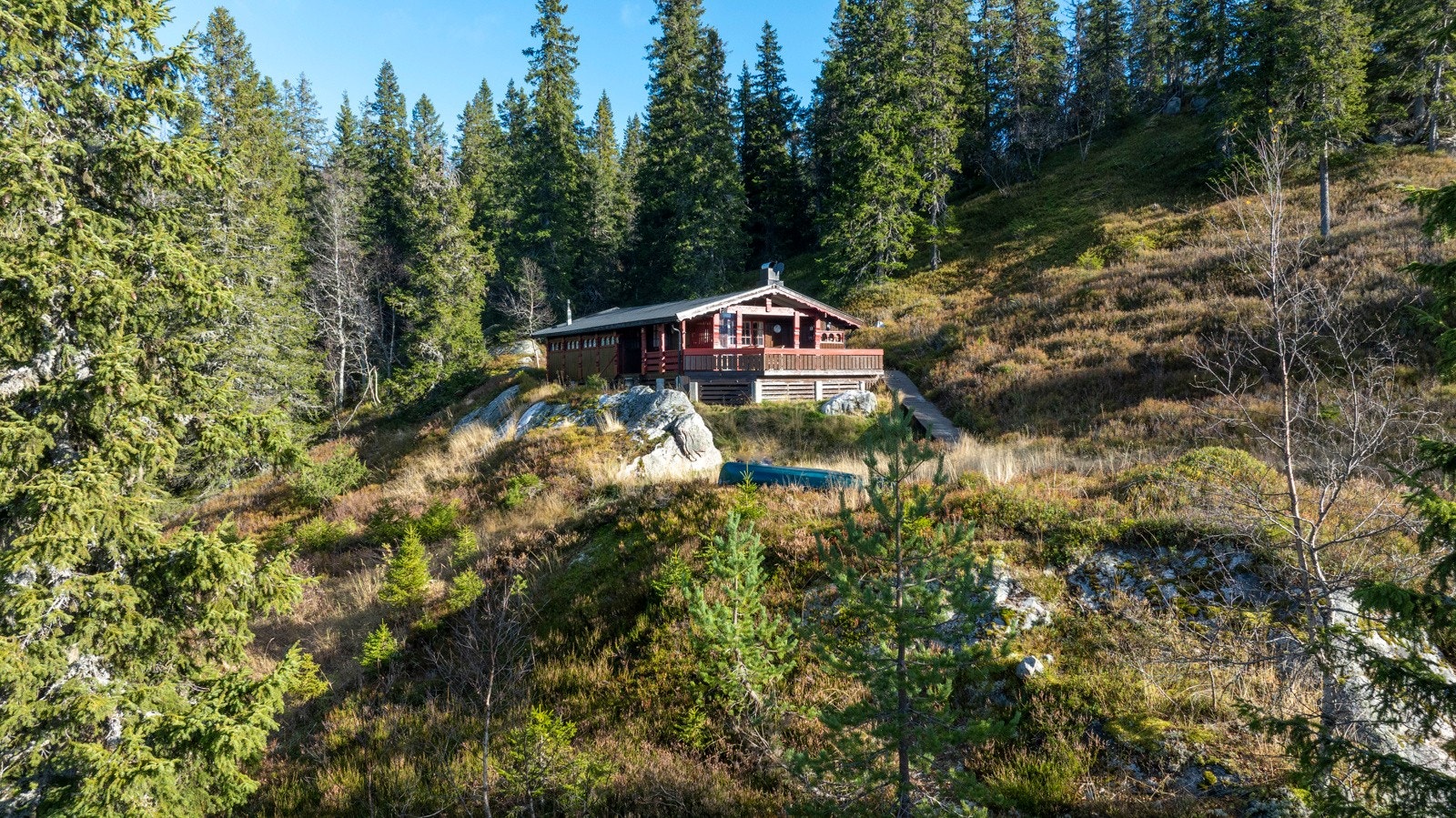 Eiendommen ligger lunt og usjenert til i naturskjønne omgivelser på rundt 700 meter over havet. Galleribilde