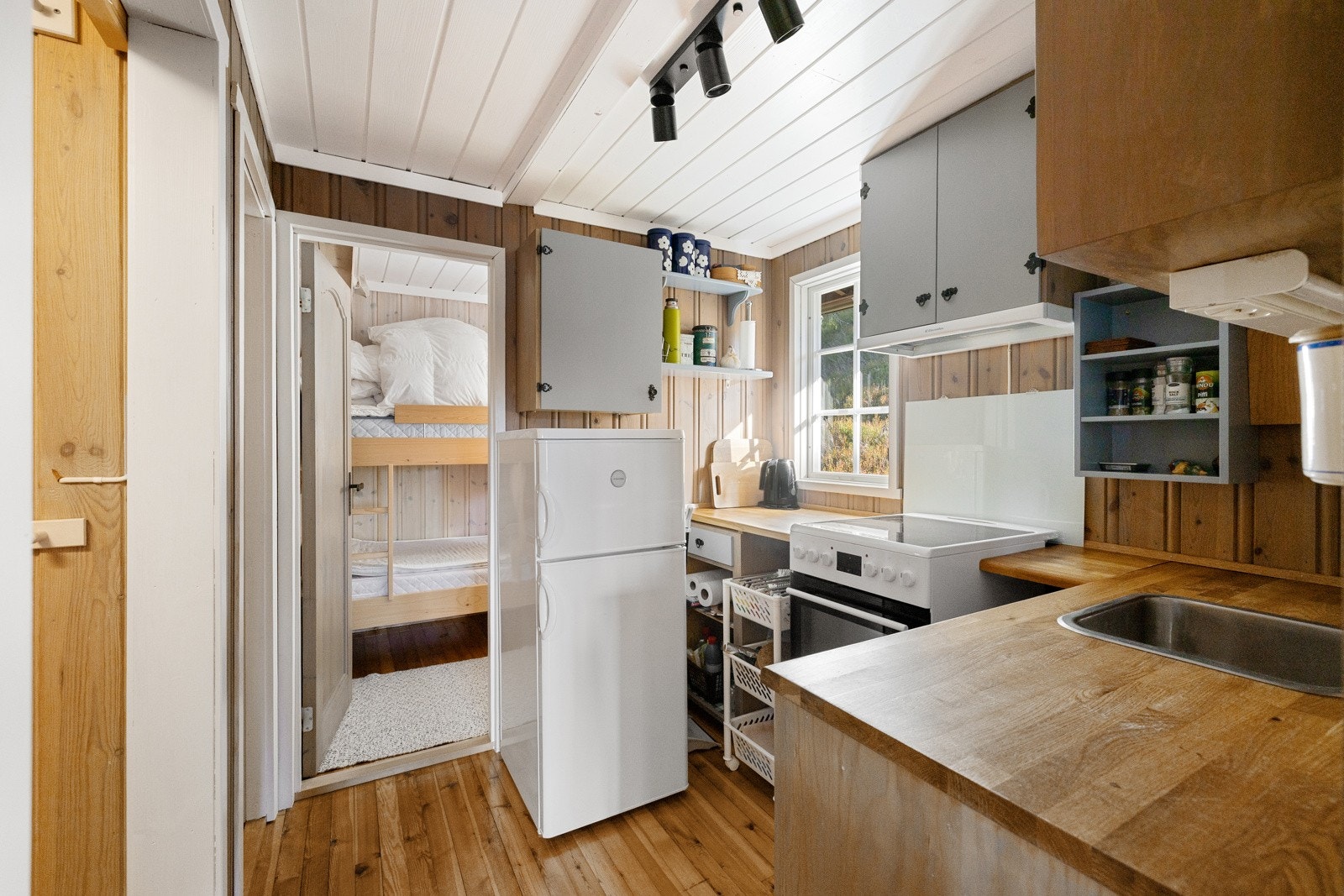 Kjøkkenet har en trivelig og funksjonell innredning med profilerte fronter og benkeplater i heltre som gir rommet et klassisk og varmt preg. Galleribilde