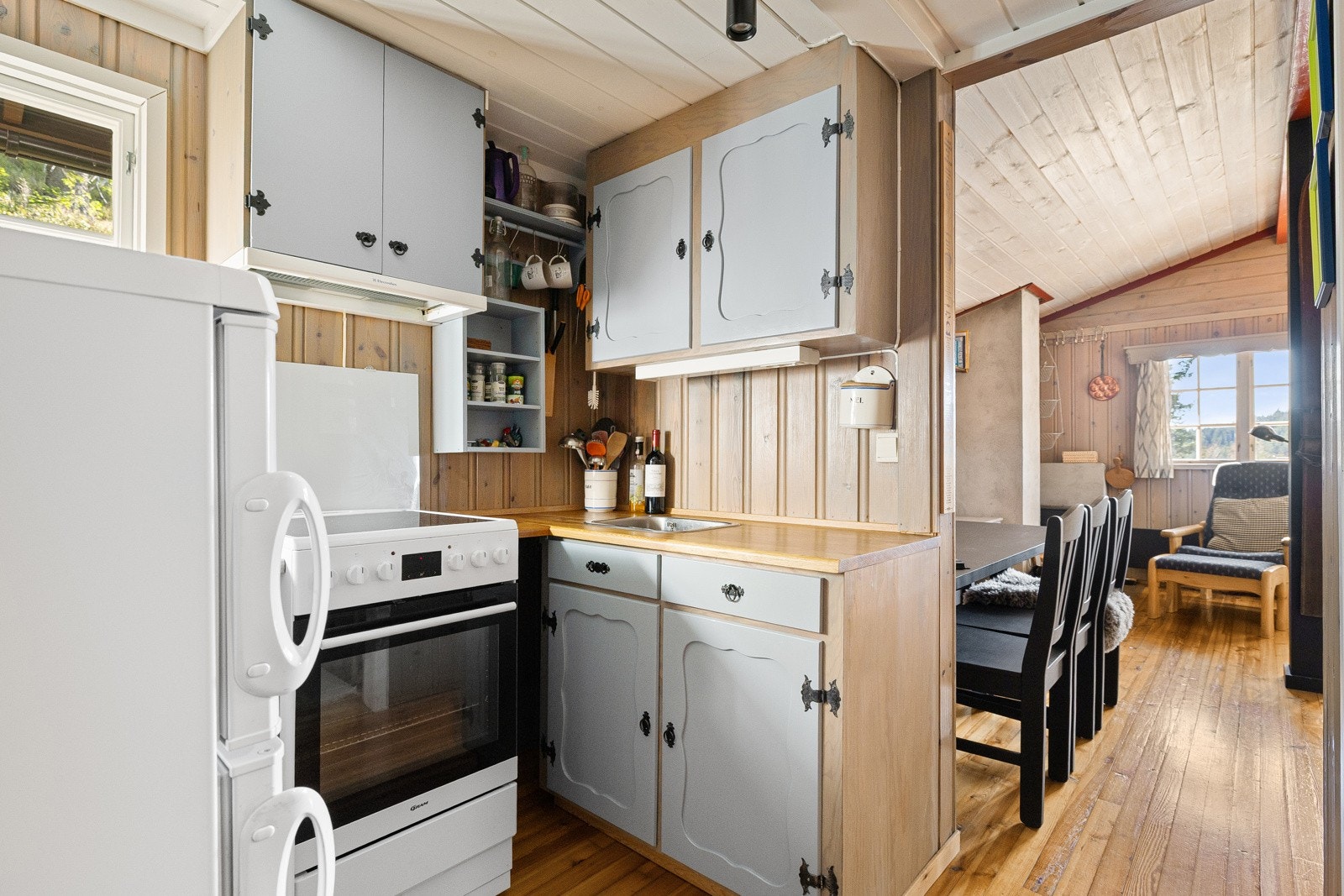 Det er plass til frittstående hvitevarer, inkludert kjøl-/fryseskap, komfyr og oppvaskmaskin. Galleribilde