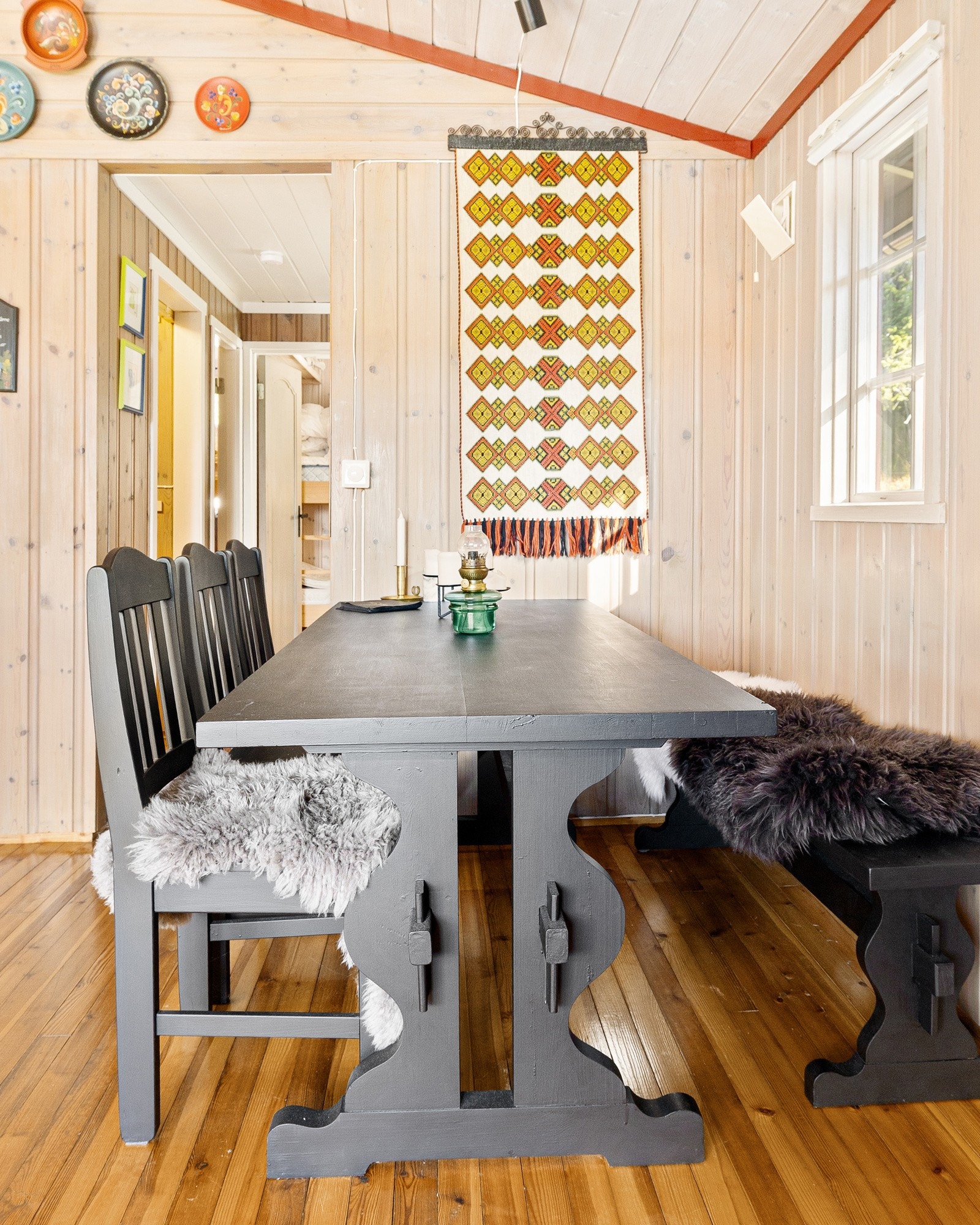 Her kan man samles rundt måltider, brettspill eller bare nyte roen - et perfekt samlingspunkt for familie og venner. Galleribilde